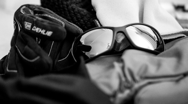 Sonnenbrille und Handschuhe