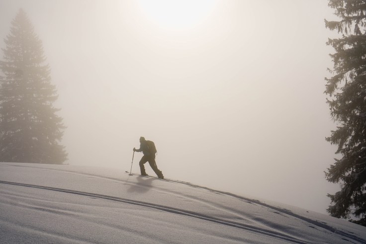 Splitboard Aufstieg im Nebel