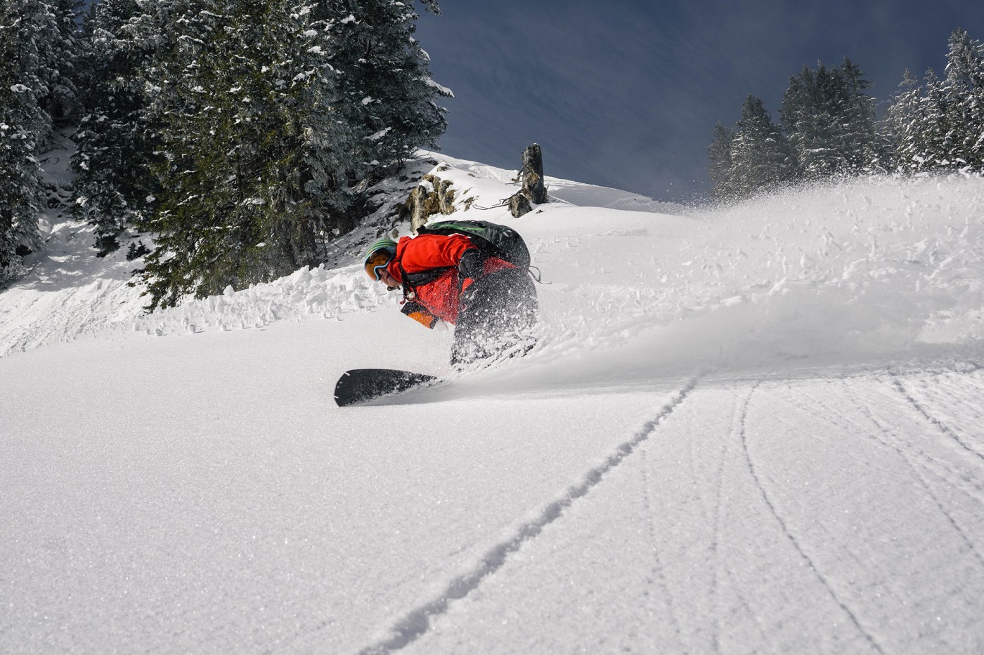 Snowboardturn im Powder